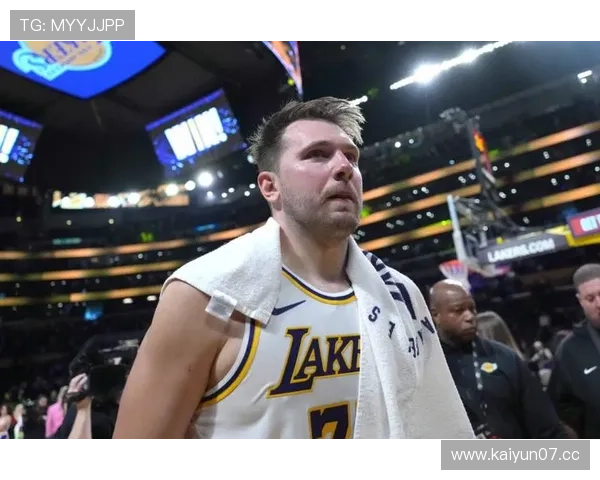 东契奇自曝训练遭电风扇狂喷垃圾话引发队内爆笑与士气新话题热议